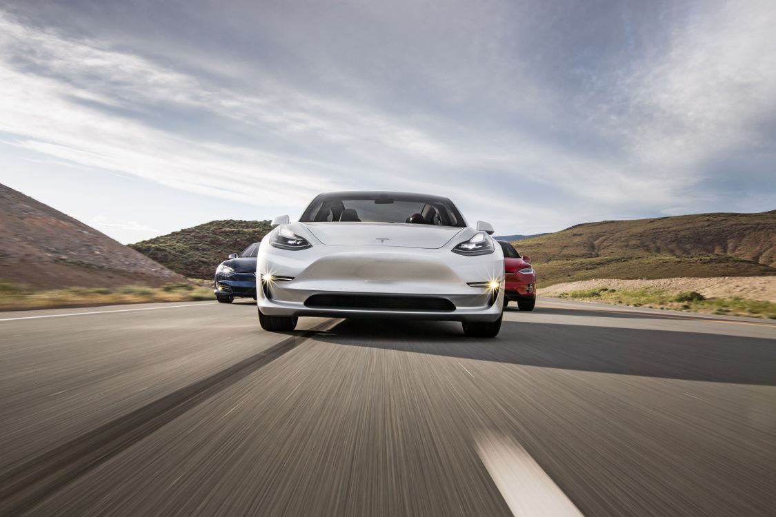 Bmw m 3 Blanc Sur Route Pendant la Journée. Wallpaper in 2048x1365 Resolution