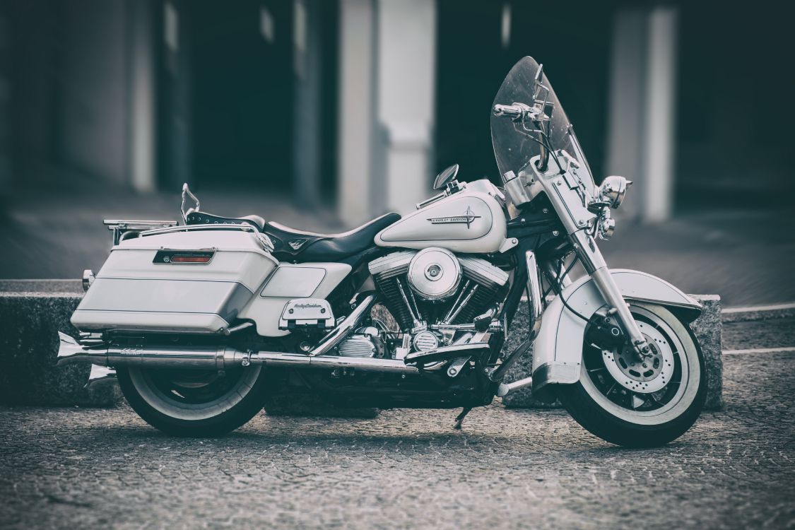Graustufenfoto Von Cruiser-Motorrad. Wallpaper in 5801x3867 Resolution