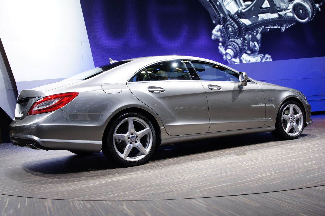 Silberne Limousine Auf Weißem Boden Geparkt. Wallpaper in 3000x1997 Resolution