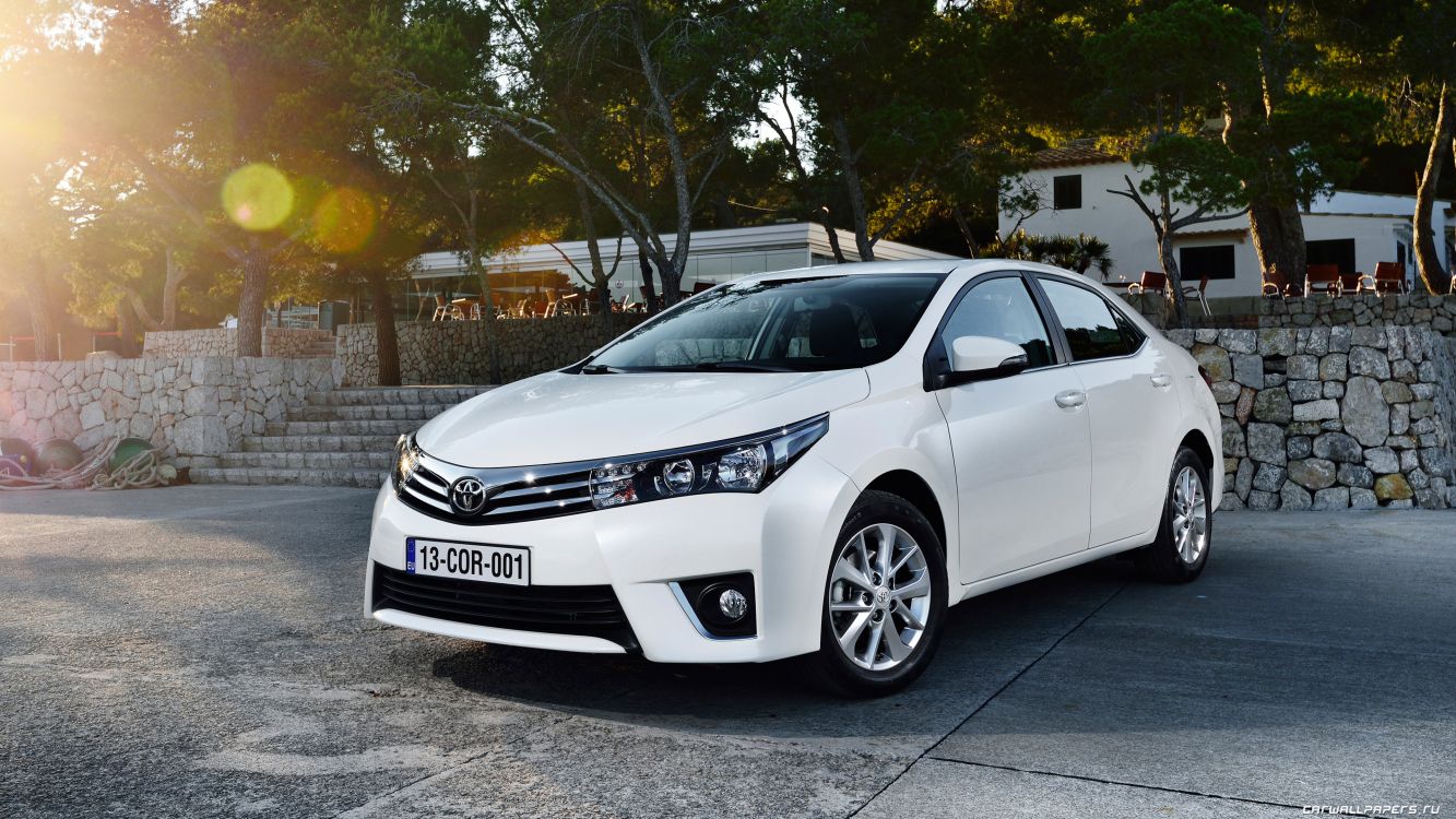 Berline Mercedes Benz Blanche Garée Sur un Sol en Béton Gris Pendant la Journée. Wallpaper in 3840x2160 Resolution