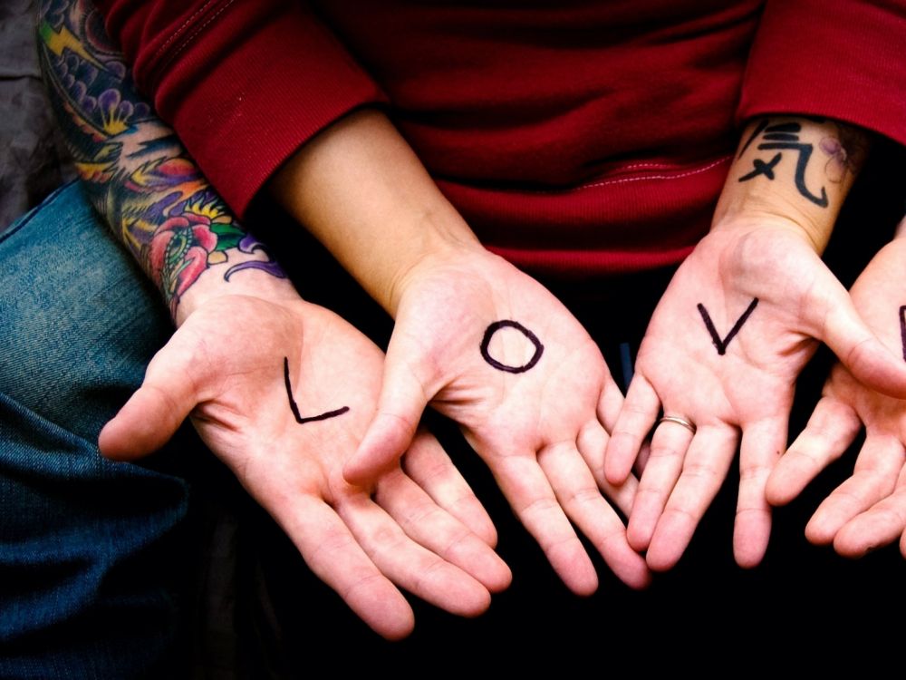 Person Mit Tattoo an Der Linken Hand. Wallpaper in 2048x1536 Resolution