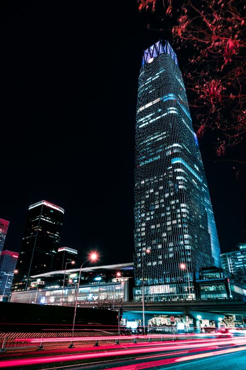 Blaues Und Schwarzes Hochhaus Während Der Nacht. Wallpaper in 5504x8256 Resolution