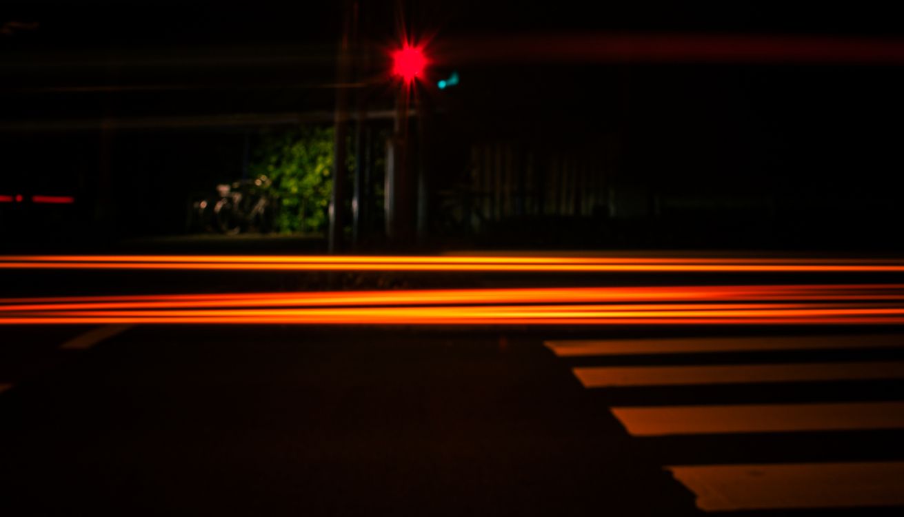 Rotes Licht Auf Der Straße Während Der Nacht. Wallpaper in 3000x1716 Resolution