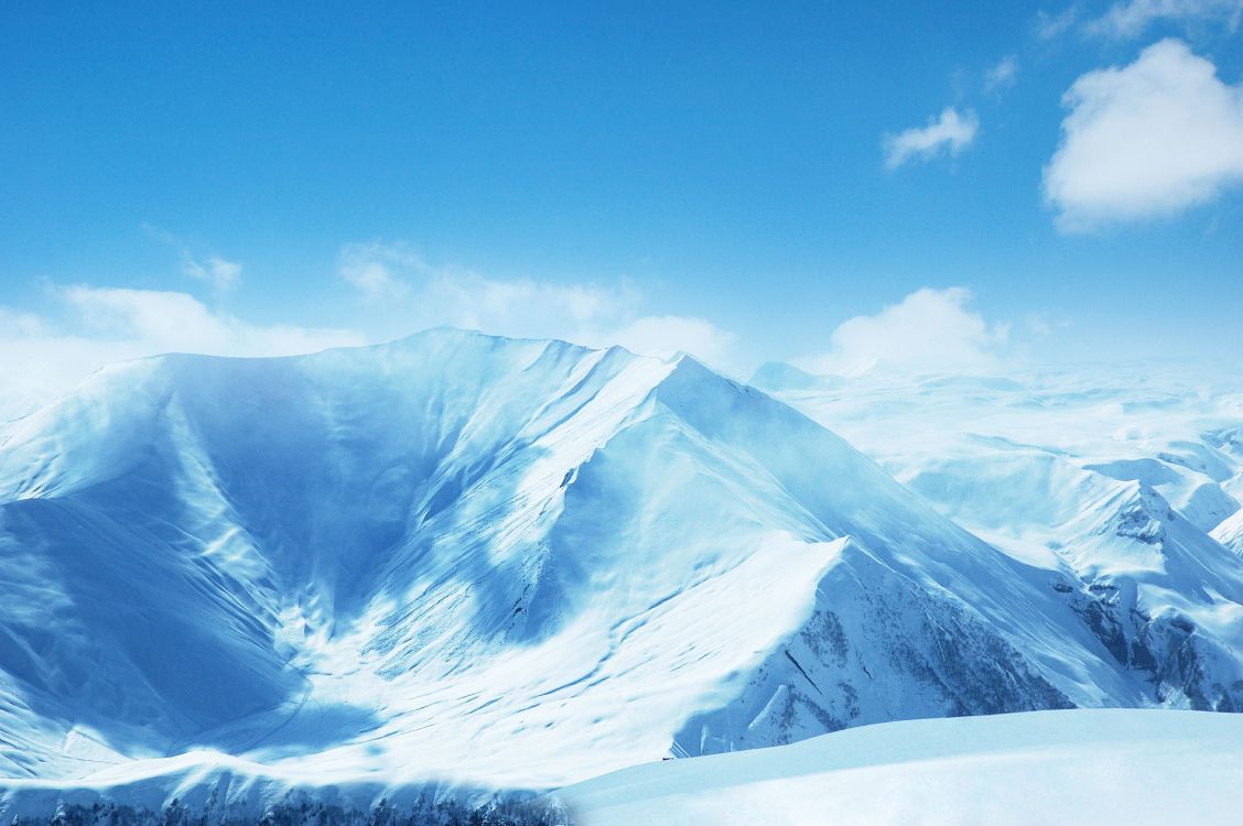 Schneebedeckter Berg Unter Blauem Himmel. Wallpaper in 6416x4265 Resolution