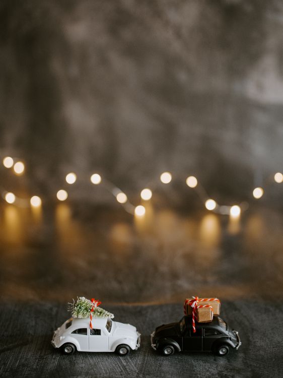 Rot-weiße Geschenkbox Auf Braunem Holztisch. Wallpaper in 6192x8256 Resolution