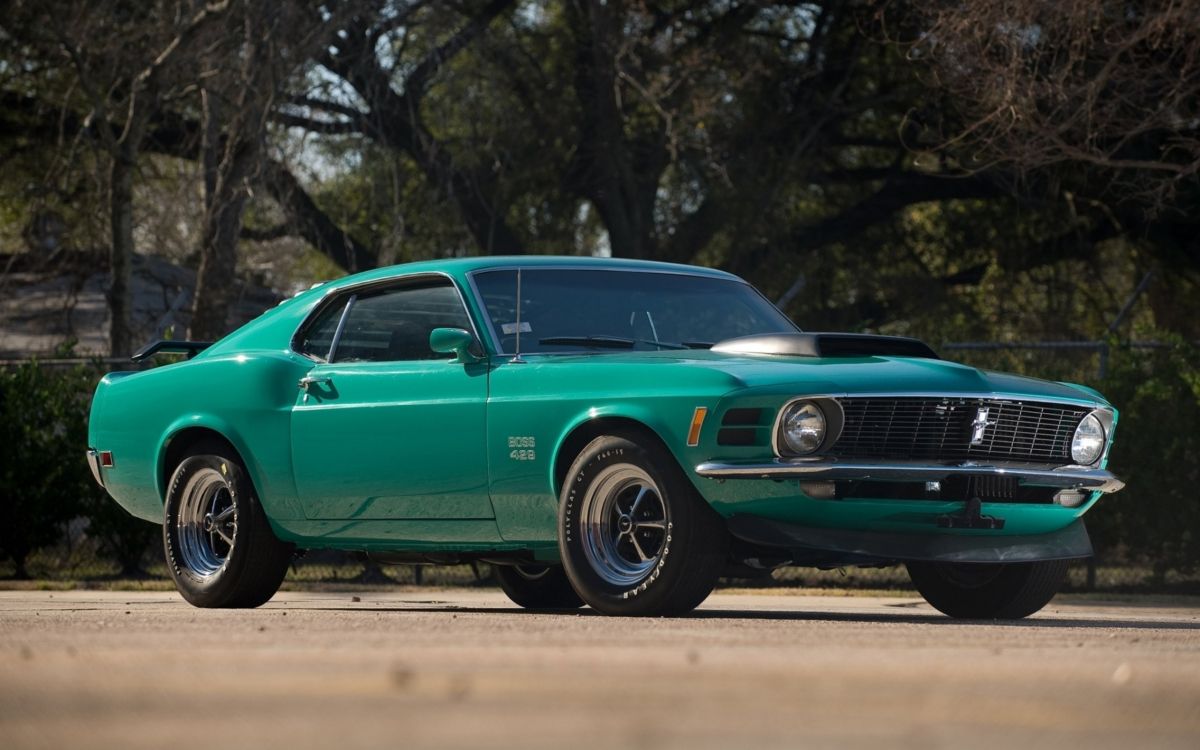 Green Chevrolet Camaro on Road During Daytime. Wallpaper in 2560x1600 Resolution