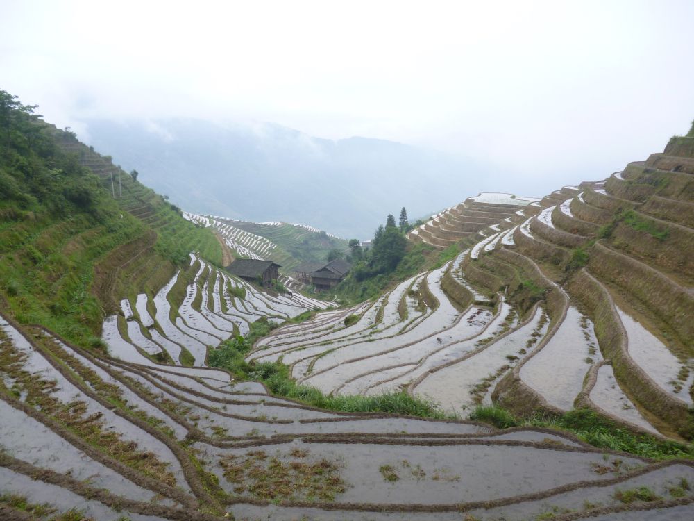Montagnes Vertes et Blanches Sous un Ciel Blanc Pendant la Journée. Wallpaper in 4320x3240 Resolution