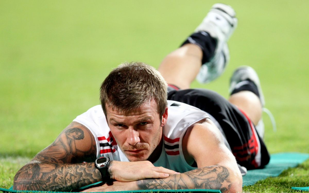 Homme en Chemise Jersey Noir et Blanc. Wallpaper in 2880x1800 Resolution