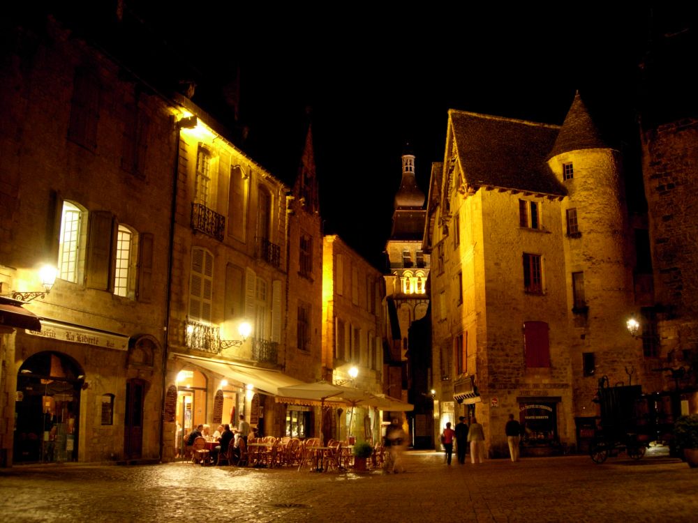 Personnes Marchant Dans la Rue Près du Bâtiment Pendant la Nuit. Wallpaper in 2592x1944 Resolution