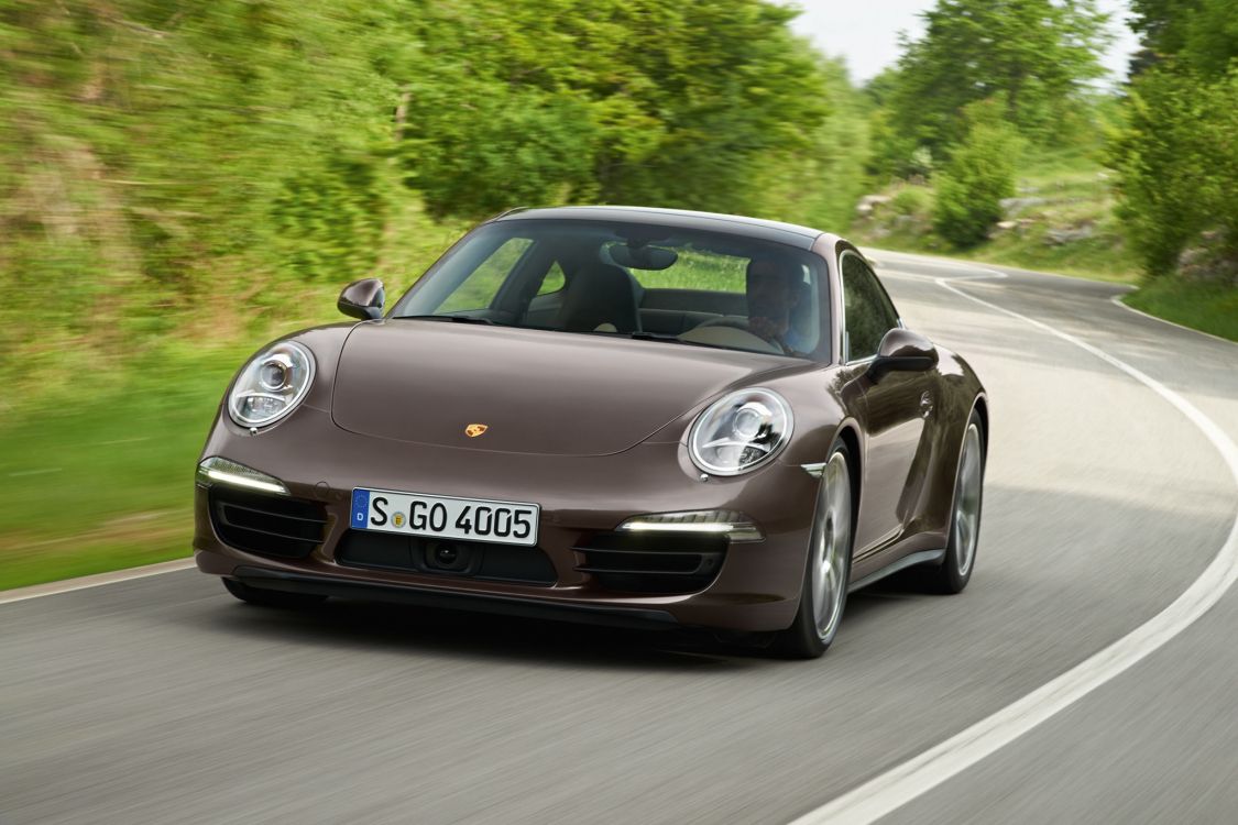 Porsche 911 Noire Sur Route Pendant la Journée. Wallpaper in 2048x1365 Resolution