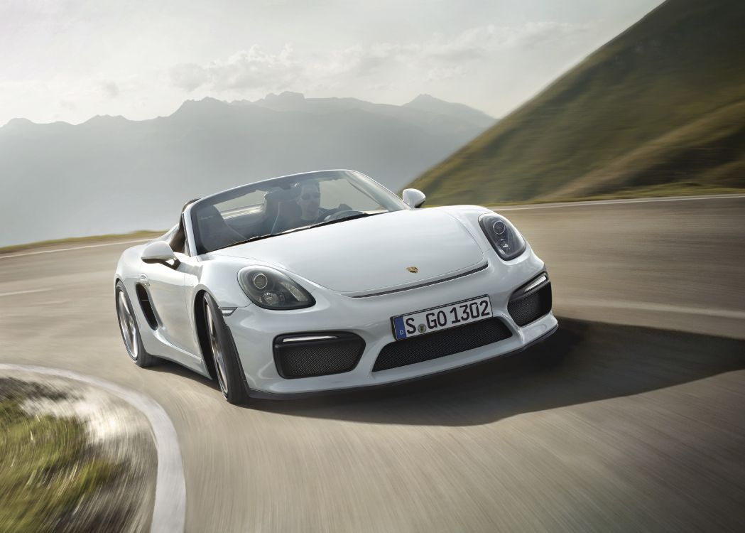 Weißer Porsche 911 Tagsüber Unterwegs. Wallpaper in 3600x2572 Resolution