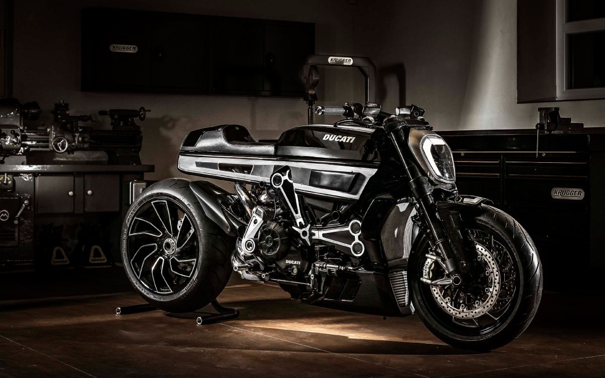 Graustufenfotografie Von Schwarz-silbernen Cruiser-Motorrädern. Wallpaper in 3840x2400 Resolution