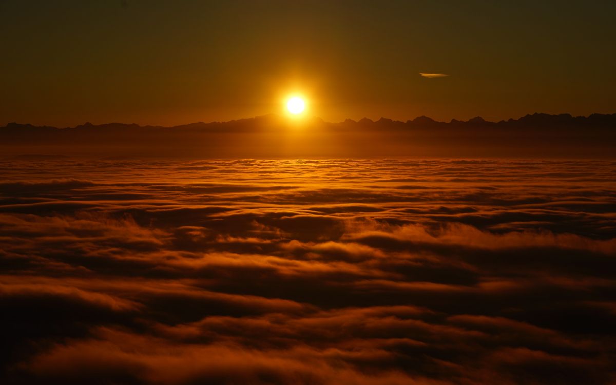 Puesta de Sol Sobre Las Nubes. Wallpaper in 3840x2400 Resolution