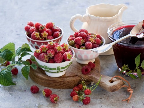 Image strawberries in white ceramic bowl