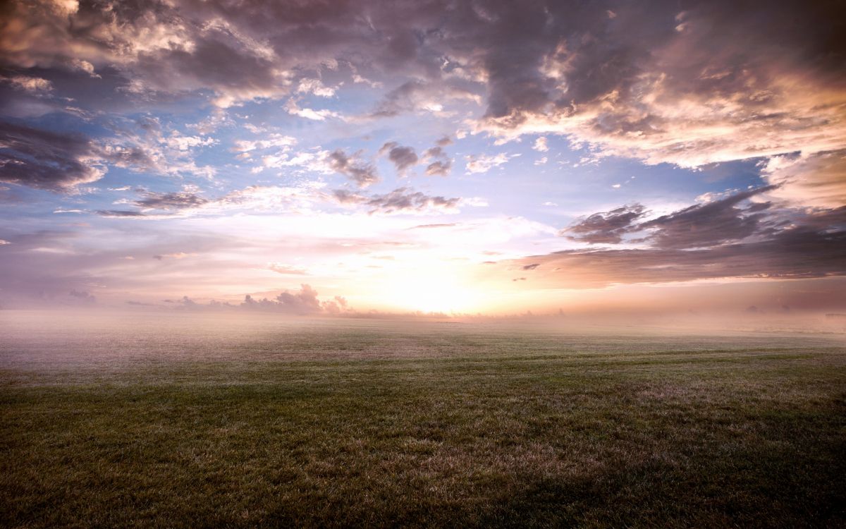 Tagsüber Grüne Wiese Unter Bewölktem Himmel. Wallpaper in 2880x1800 Resolution