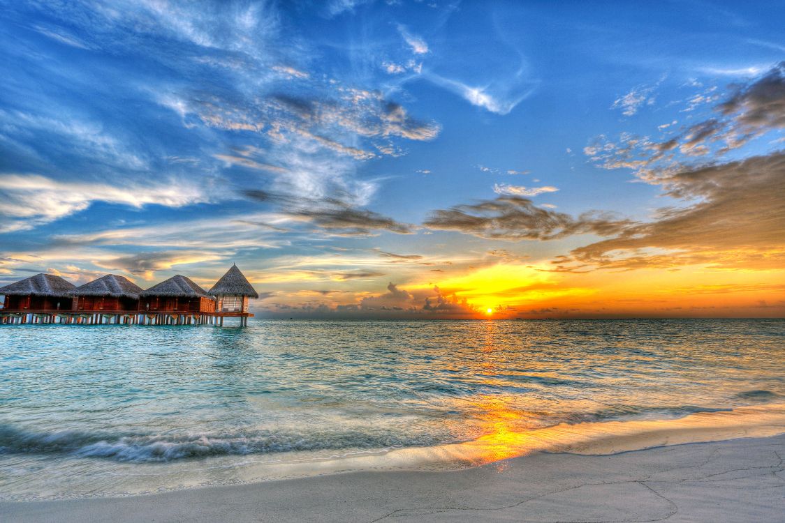 Silhouette de Maison de Plage Sur la Plage Pendant le Coucher du Soleil. Wallpaper in 5677x3785 Resolution