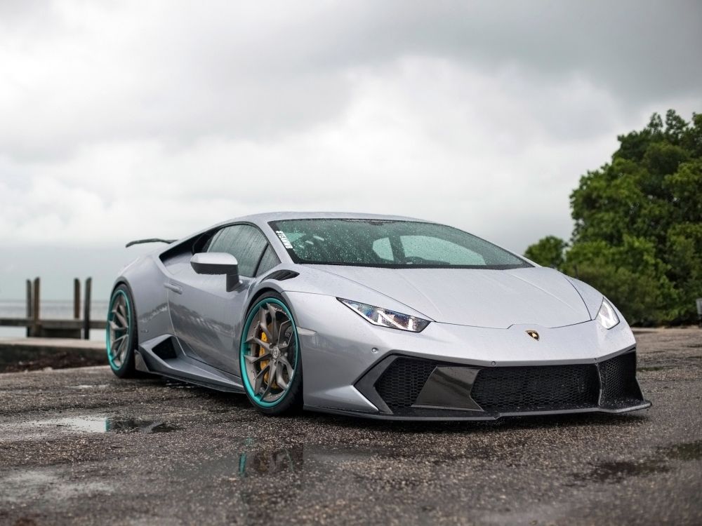 Weißer Porsche 911 Auf Braunem Feld Unter Weißen Wolken Tagsüber. Wallpaper in 2048x1536 Resolution