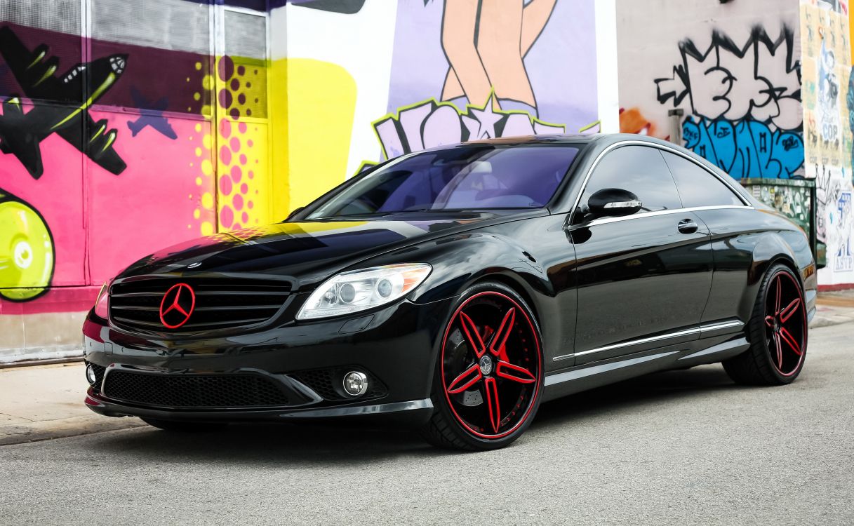 Schwarzes Mercedes-benz-coupé Neben Gelb-weiß Gestrichener Wand Geparkt. Wallpaper in 3321x2045 Resolution