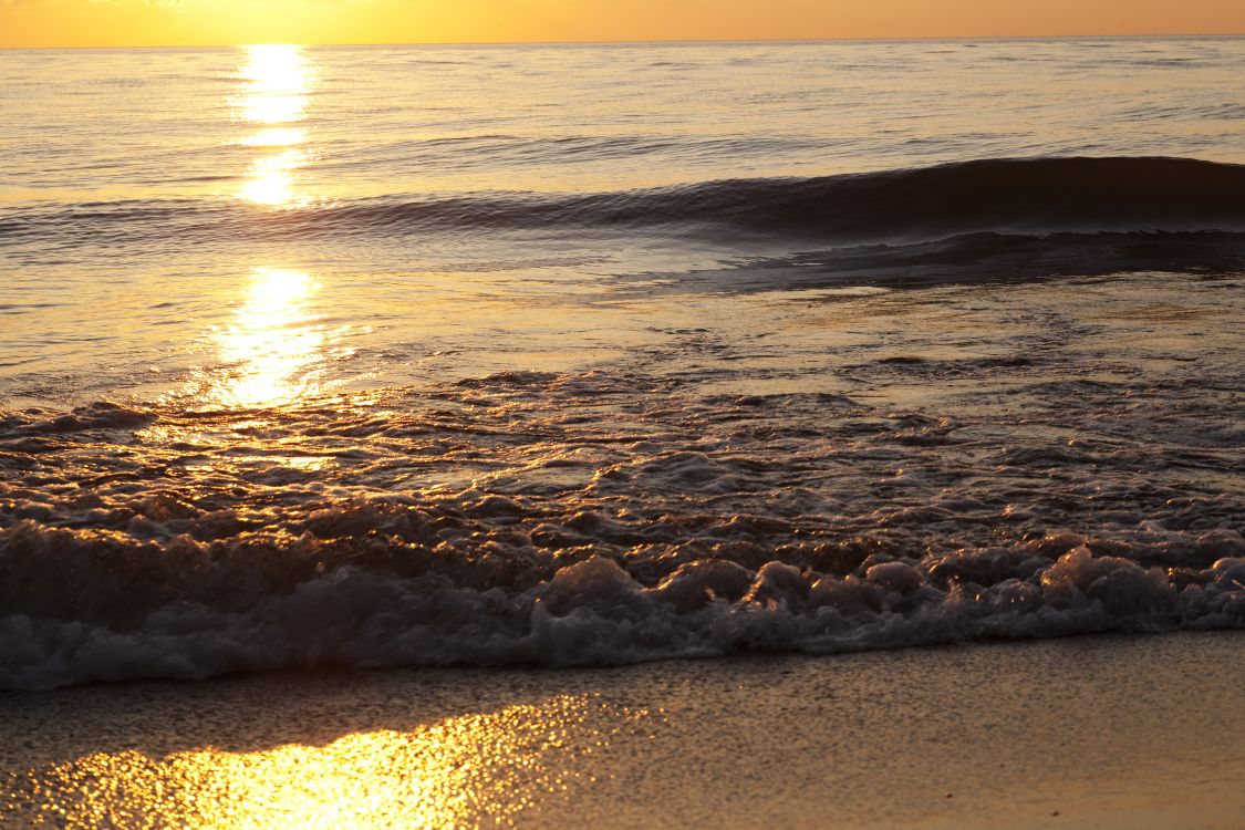 Vagues de la Mer se Brisant Sur le Rivage Pendant le Coucher du Soleil. Wallpaper in 5616x3744 Resolution