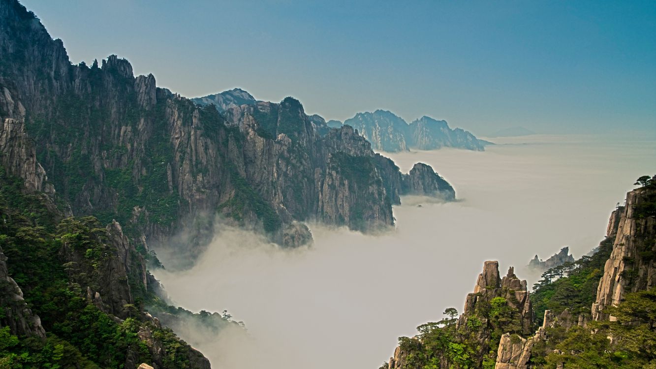 Montagne Verte et Brune à Côté D'un Plan D'eau Pendant la Journée. Wallpaper in 3840x2160 Resolution