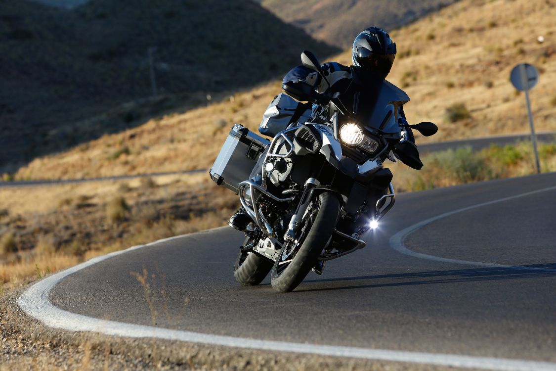 Homme en Costume de Moto Noir Équitation Moto Sur Route Pendant la Journée. Wallpaper in 3750x2500 Resolution