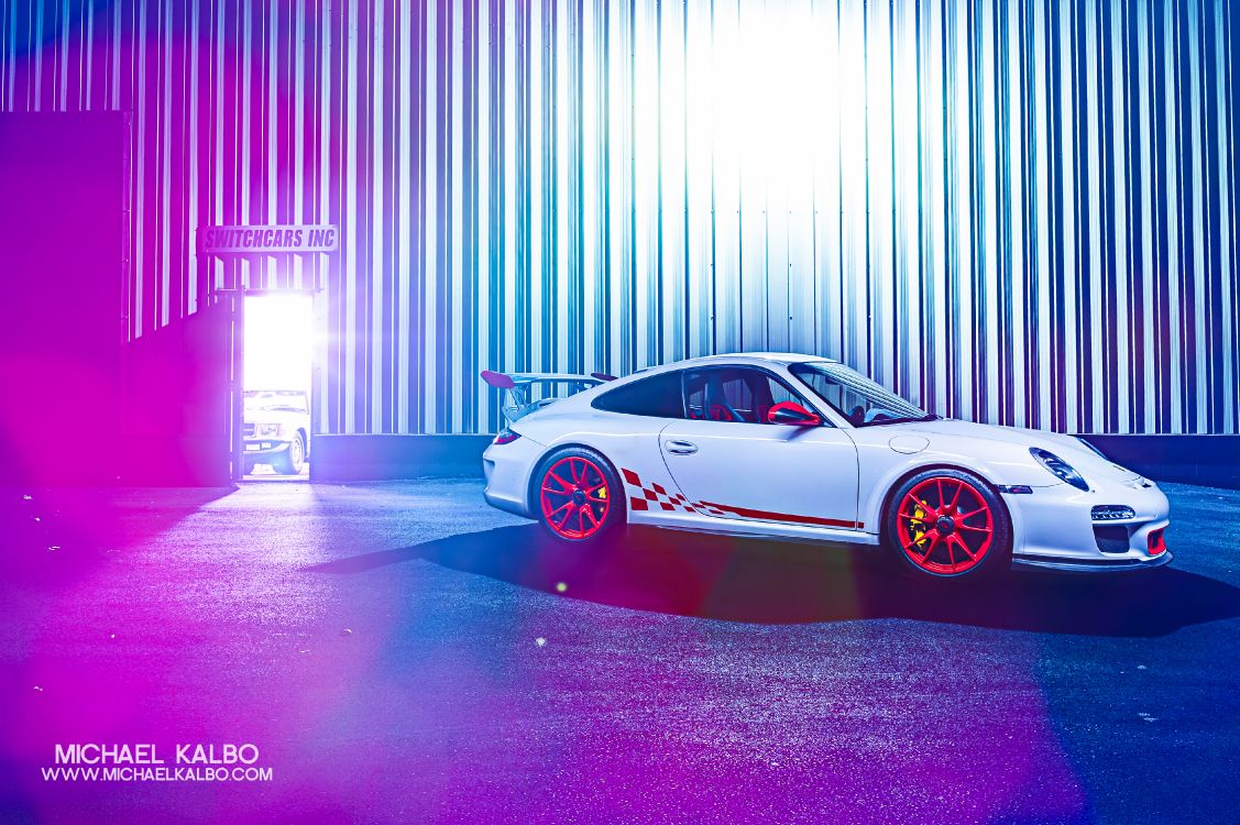 Rotes Coupe in Einer Garage. Wallpaper in 3937x2620 Resolution