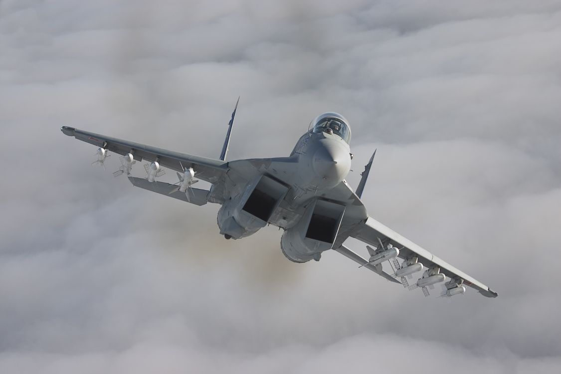 Avion de Chasse Gris Volant Dans le Ciel. Wallpaper in 6144x4096 Resolution