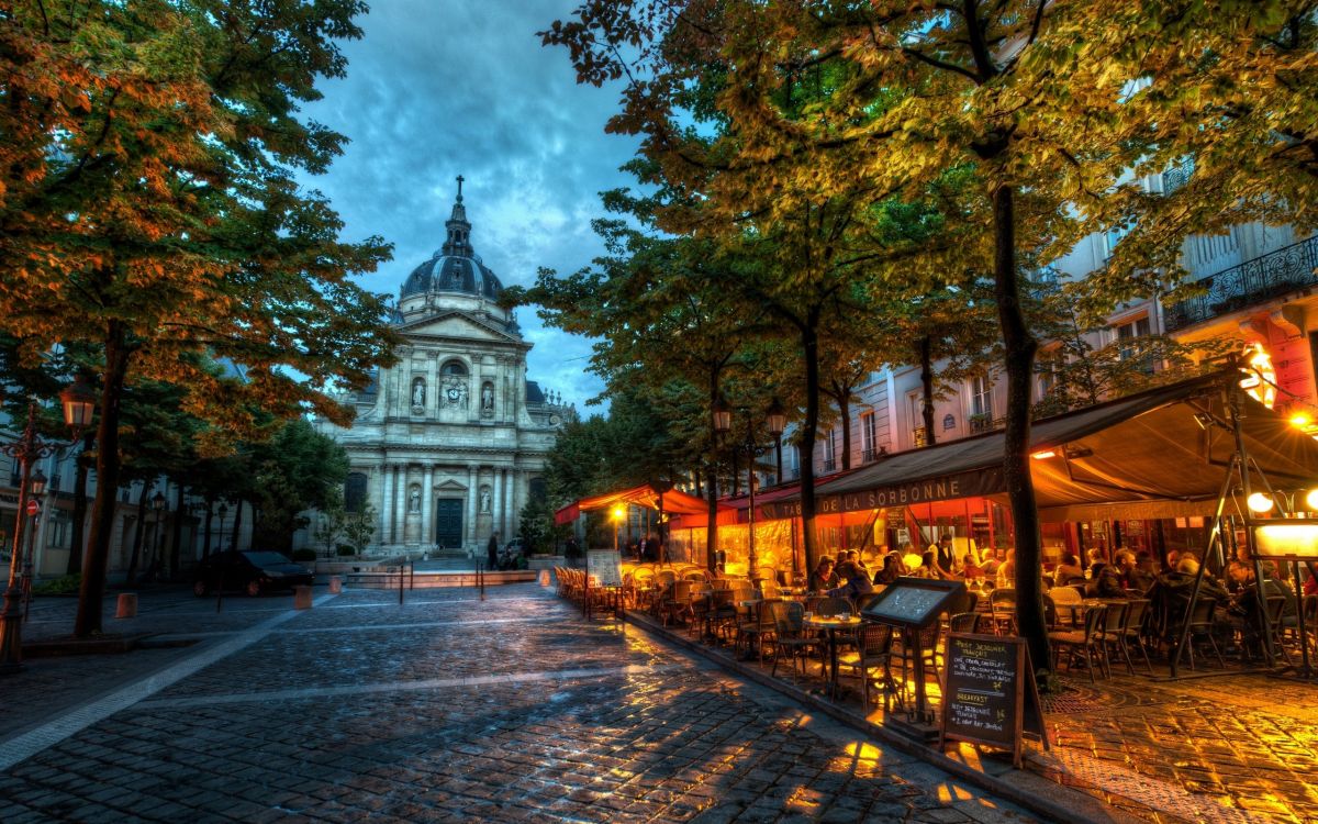 Menschen, Die Tagsüber Auf Dem Bürgersteig in Der Nähe Von Bäumen Gehen Und Bauen. Wallpaper in 2560x1600 Resolution