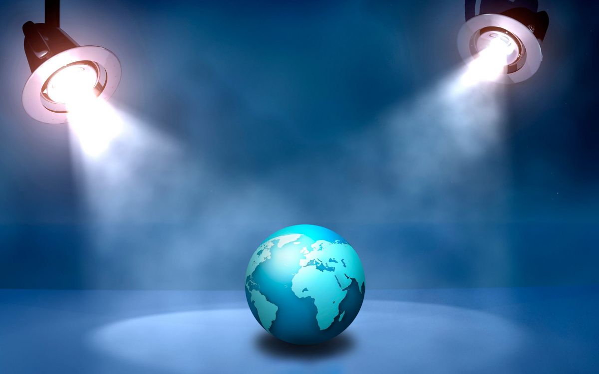 Boule Bleue et Verte Sur Une Surface Blanche. Wallpaper in 2560x1600 Resolution