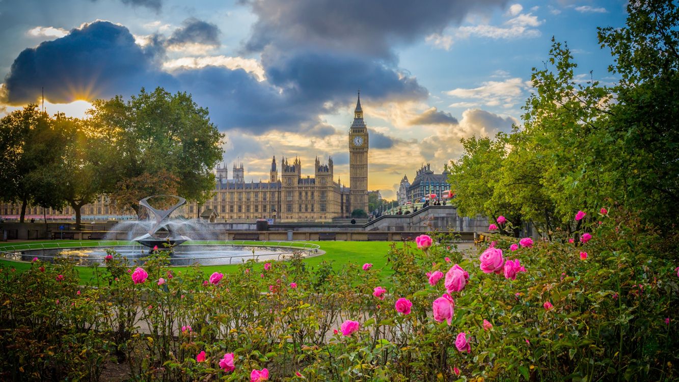 Fontaine Devant le Bâtiment Pendant la Journée. Wallpaper in 2560x1440 Resolution