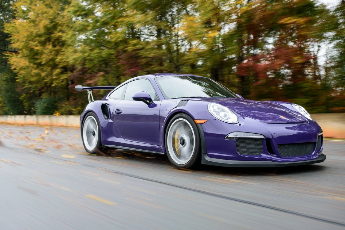 Porsche 911 Púrpura en la Carretera Durante el Día. Wallpaper in 4096x2734 Resolution