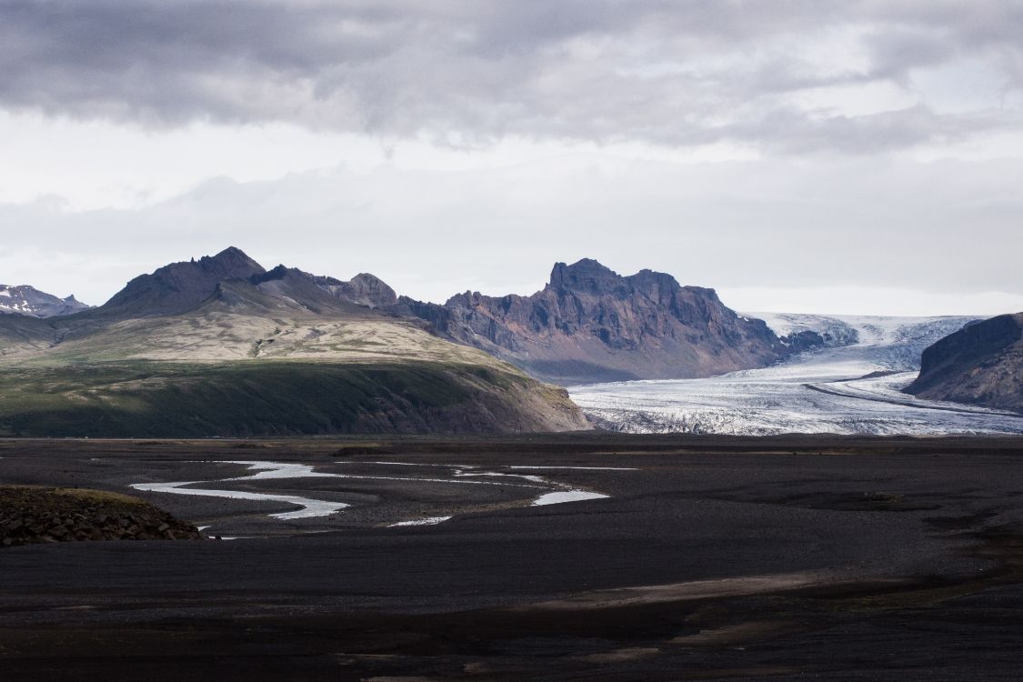 Montañas Verdes y Marrones Bajo Nubes Blancas Durante el Día. Wallpaper in 4427x2951 Resolution