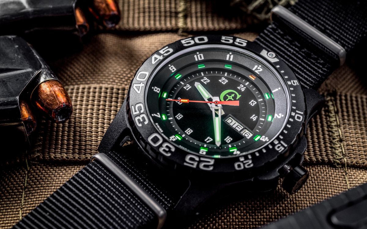 Schwarze Und Silberne Runde Digitaluhr. Wallpaper in 2880x1800 Resolution