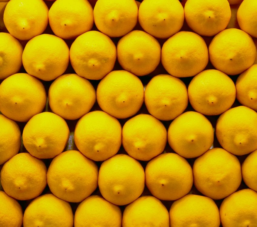 Gelbe Zitronenfrucht Auf Schwarzer Oberfläche. Wallpaper in 3364x2970 Resolution