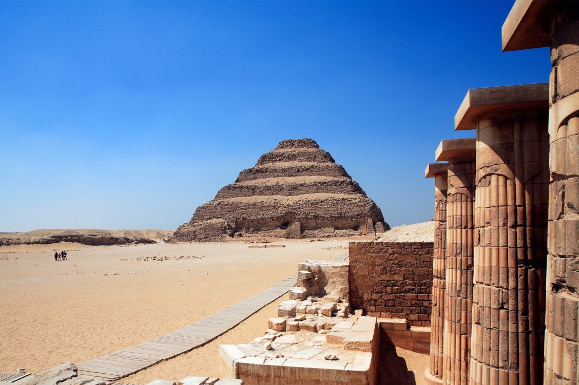 Braunes Betongebäude in Der Nähe Von Braunem Berg Unter Blauem Himmel Tagsüber. Wallpaper in 2600x1728 Resolution