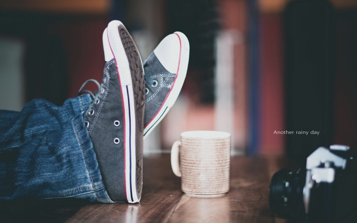 Personne Portant un Jean Bleu et Noir et Blanc Converse All Star High Top Sneakers. Wallpaper in 2560x1600 Resolution