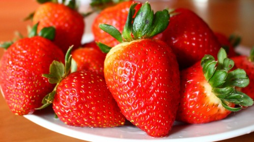 Image red strawberries on white ceramic plate