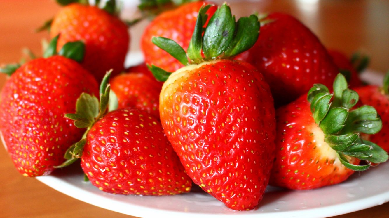 Fresas Rojas Sobre Placa de Cerámica Blanca. Wallpaper in 5120x2880 Resolution