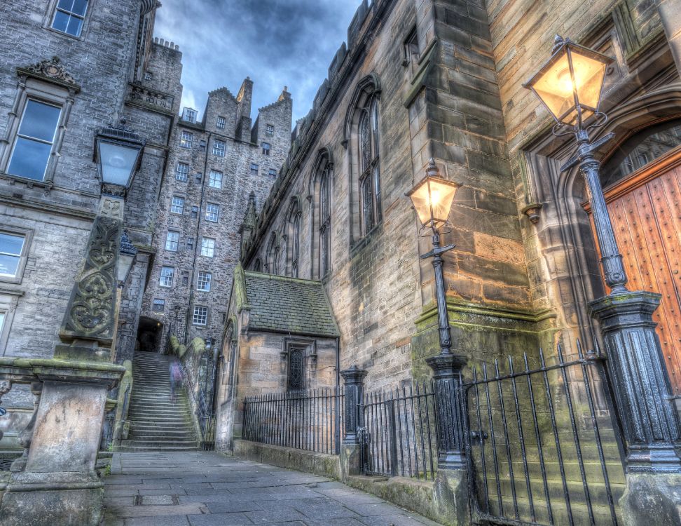 Bâtiment en Briques Brunes Sous Ciel Nuageux Pendant la Journée. Wallpaper in 3750x2892 Resolution