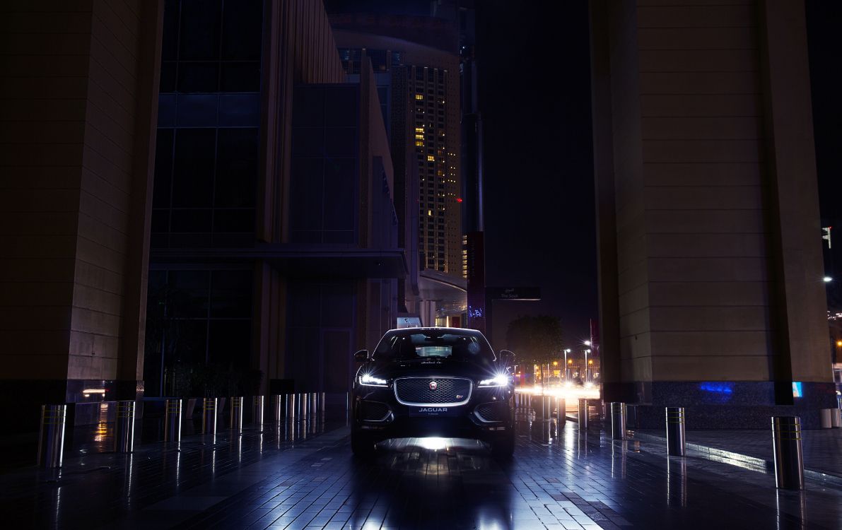 Voiture Noire Garée Près du Bâtiment Pendant la Nuit. Wallpaper in 5760x3626 Resolution