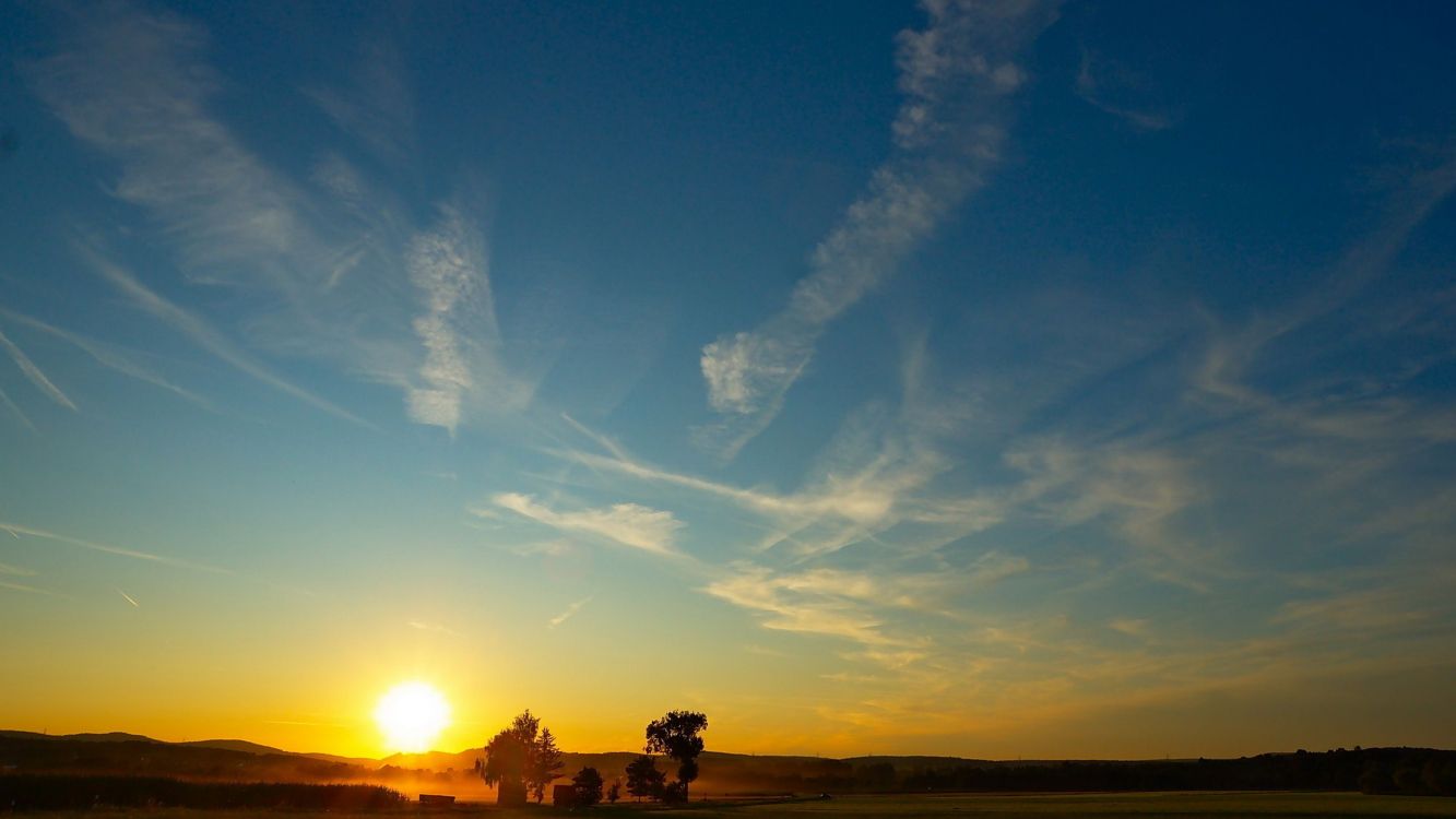 Weiße Wolken Und Blauer Himmel Tagsüber. Wallpaper in 2560x1440 Resolution