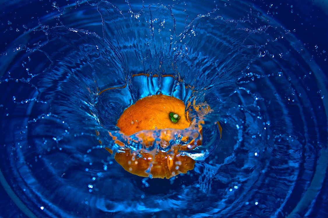 Gelbe Zitrusfrüchte Auf Wasser. Wallpaper in 3888x2592 Resolution