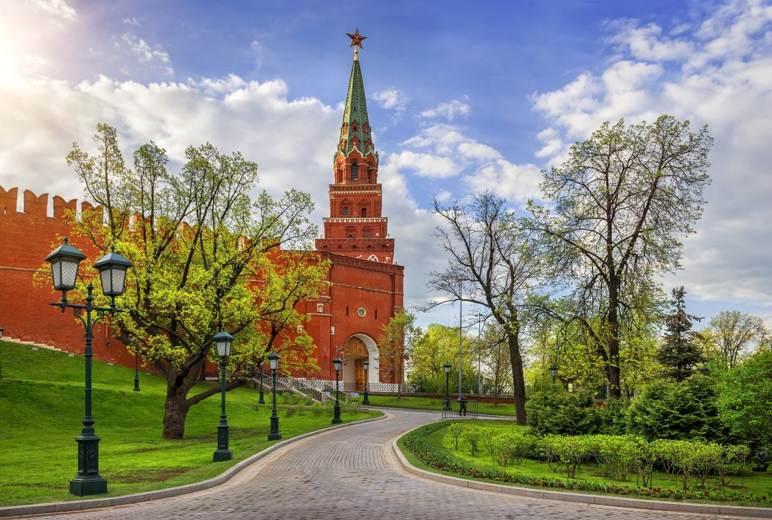 Braunes Betongebäude in Der Nähe Grüner Bäume Unter Weißen Wolken Und Blauem Himmel Tagsüber. Wallpaper in 2560x1724 Resolution