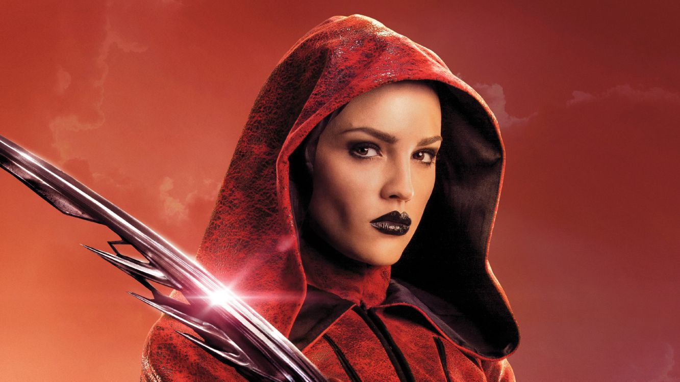 Femme en Sweat à Capuche Rouge Avec Écharpe Rouge. Wallpaper in 4320x2430 Resolution