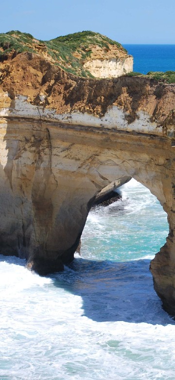 Image brown rock formation on sea during daytime
