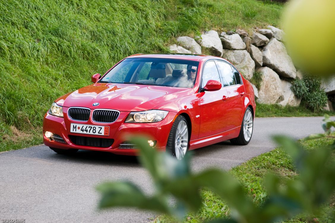 Audi Berline Rouge Garée Sur Terrain D'herbe Verte Pendant la Journée. Wallpaper in 3000x1993 Resolution