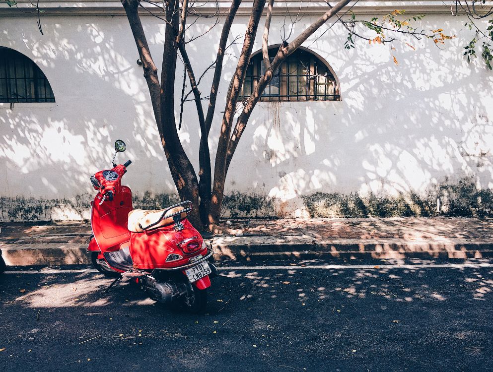 Mann in Roter Jacke, Der Tagsüber Mit Rotem Motorroller Unterwegs Ist. Wallpaper in 4006x3024 Resolution