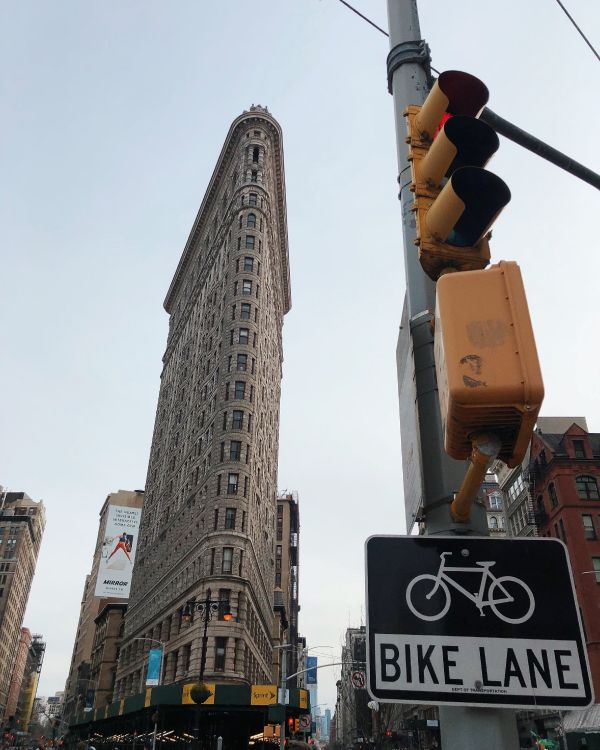 Plaque de Rue de la Ville en Noir et Blanc. Wallpaper in 3024x3780 Resolution