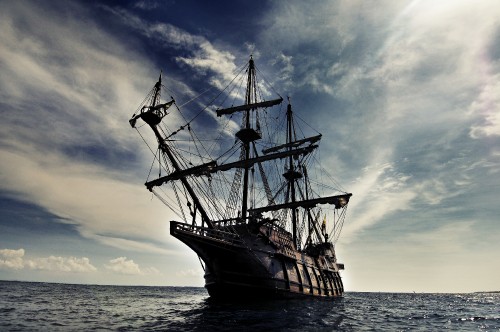 Image brown ship on sea under blue sky and white clouds during daytime