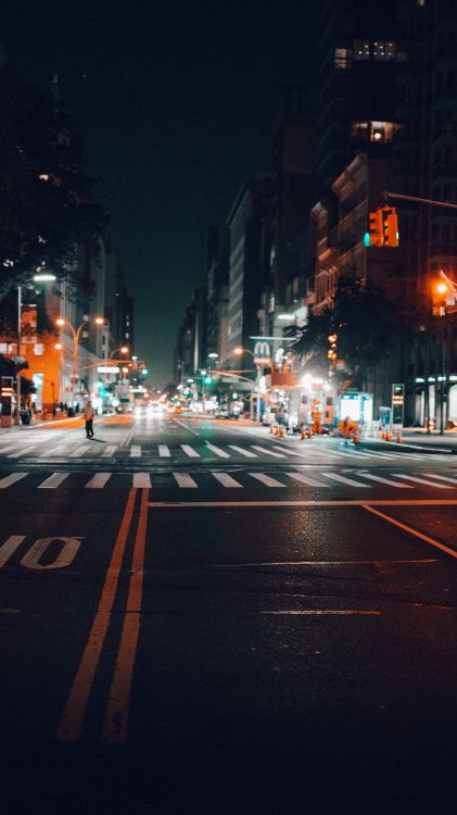 Calle Vacía de la Ciudad Por la Noche, Carretera, Nueva York, Taxi, Semáforo. Wallpaper in 1800x3200 Resolution